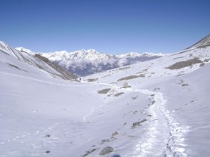 Snow trail Annapurna circuit trek