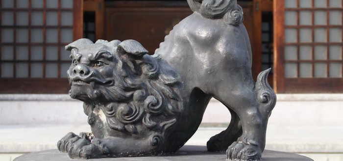 Lion_statue_atop_an_incense_burner_at_Zenkoji_Temple960